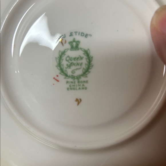 Yuletide Queen Anne Fine Bone China Holiday Holly Teacup and Saucer Set - Picture 5 of 6